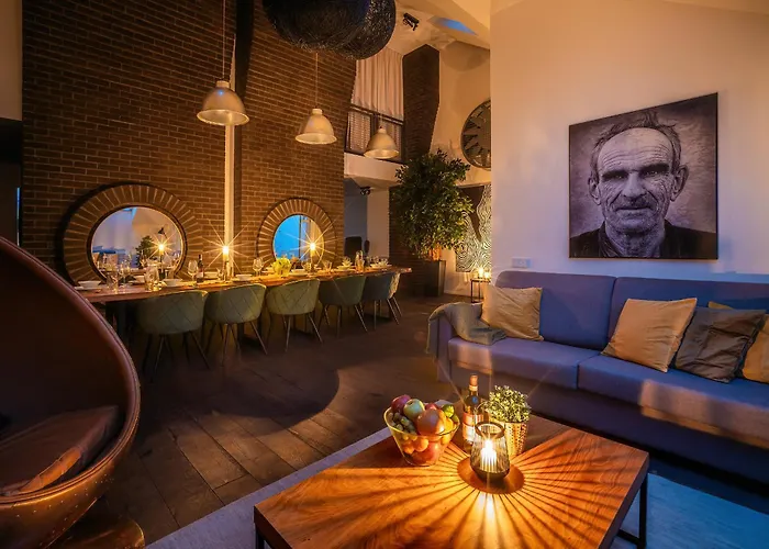 5Br+2Bath Old Town Loft Luxe Brickhouse, A/C